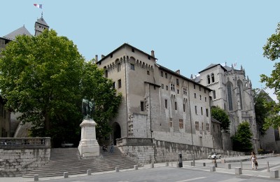 Vue du château des ducs de Savoie depuis la place du château