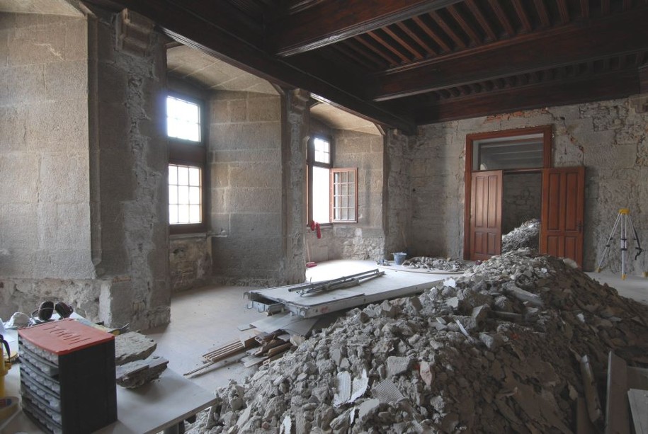 En 2007, des travaux de rénovation ont été lancés dans la Chambre des comptes. Des fouilles archéologiques ont alors été menées, ce qui a permis de mettre à jour certains éléments de l’histoire de ce lieu.