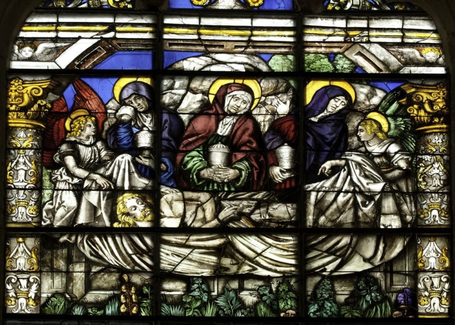 Les vitraux du 16e siècle représentent le thème de la Passion du Christ. Ici la scène des Saintes femmes au tombeau.