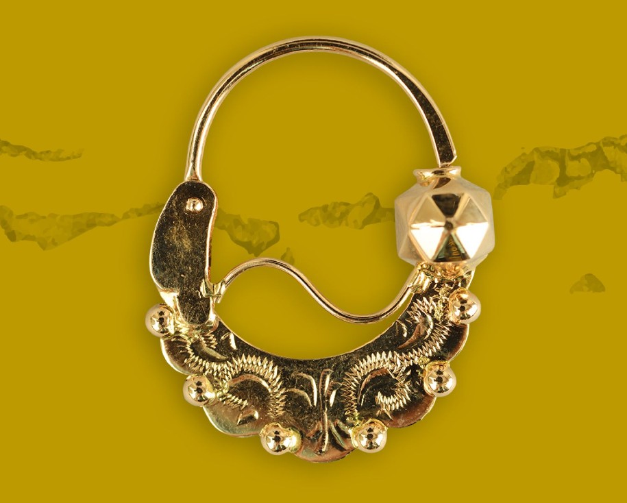 Ce bijou typiquement savoyard est toujours en or. Il est souvent associé au costume traditionnel des femmes et particulièrement à leur coiffe.