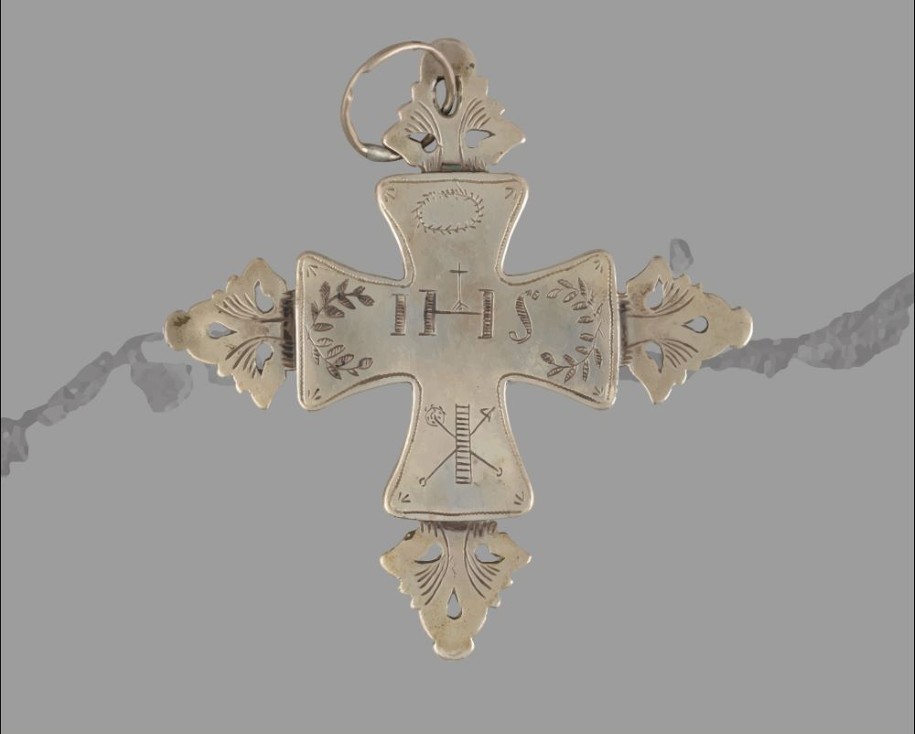 Croix de Savoie, Argent, 19e siècle. Ces bijoux savoyards de grande taille ont un style spécifique selon la vallée, voire le village où ils sont fabriqués.