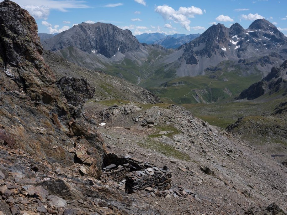 Certaines mines sont situées en haute montagne. L’entrée de la mine des Sarrasins, en Maurienne est à 2 800 mètres d’altitude.