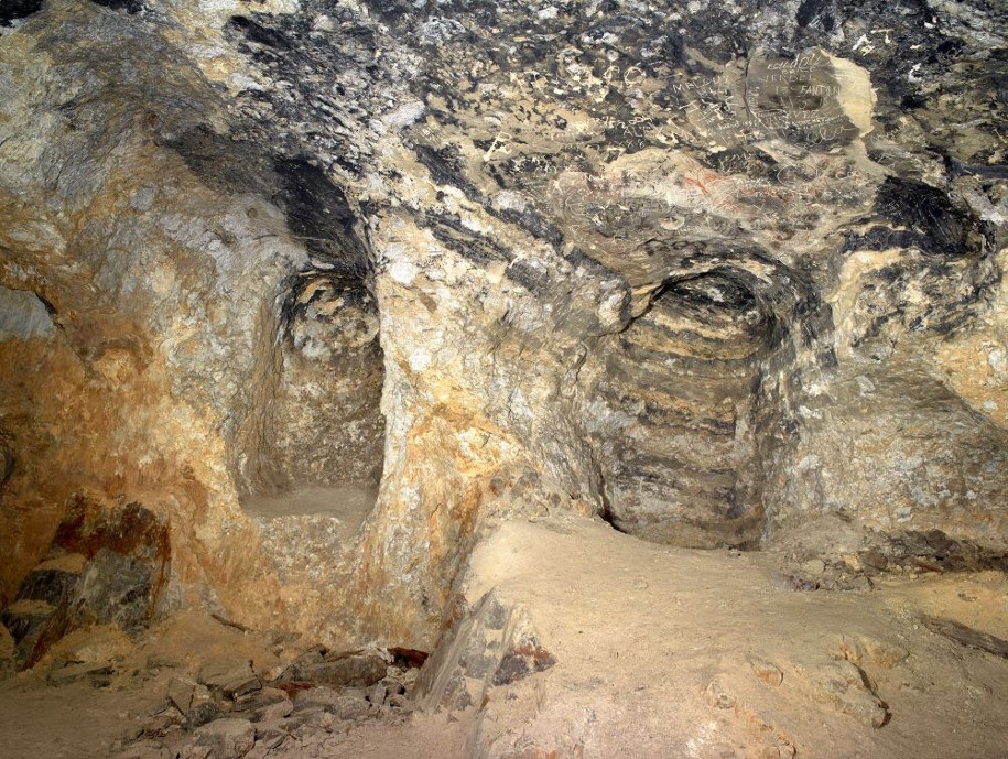 Les vestiges d'attaque au feu dans la mine de la Colombière à Bramans.