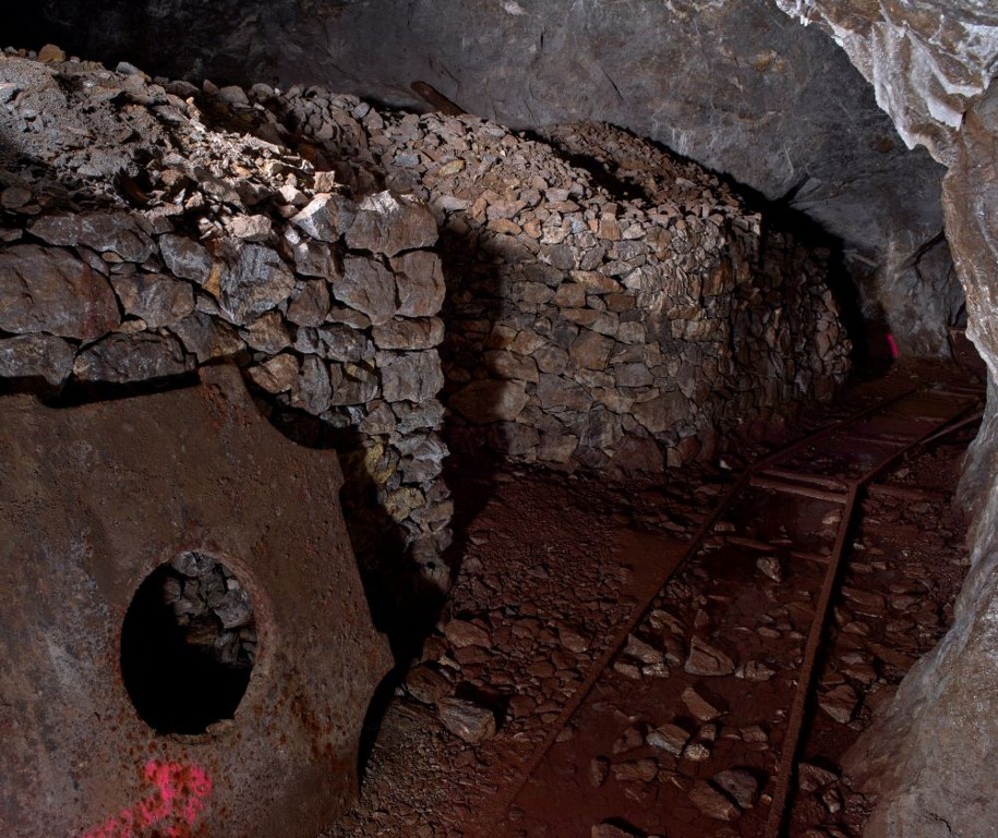 Les mines de Savoie sont polymétalliques. Dans la mine de Saint-Georges-d’Hurtières, cuivre, fer et argent ont été exploités.