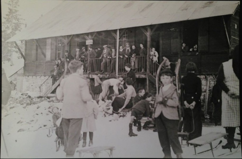 Cantine des mineurs de La Plagne, années 1940. L’isolement social est une véritable difficulté pour les ouvriers. La construction de nouvelles structures comme une cantine permet d’y remédier.
