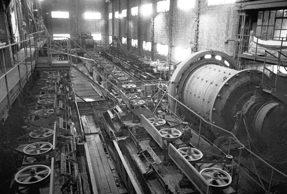 Laverie de La Roche, début du 20e siècle. A la laverie de la Roche, le minerai brut est concassé, broyé et trié.