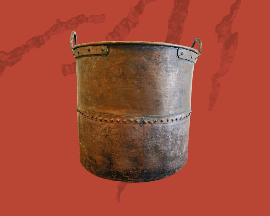 Marmite des indigents, cuivre rouge, 1801. Utilisée par une société de secours de Queige, en Beaufortain, pour nourrir les plus démunis. Les nombreux gisements de cuivre du massif du Beaufortain ont connu une activité minière importante.