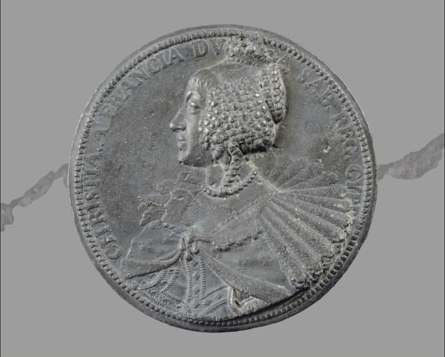 Médaille en plomb de Christine de France, Plomb, 1637. Cette médaille représente la Régente de Savoie Christine de France qui prend part à l’histoire minière de la Savoie en accordant des concessions de mines dont celle des Sarrasins en Maurienne.