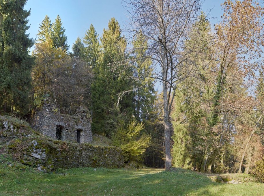 Vestige d’un plan incliné à Saint-Georges-d’Hurtières, 2019. Peut-être avez-vous déjà aperçu sans le savoir, des vestiges de l’activité minière au cours de vos balades en montagne ?