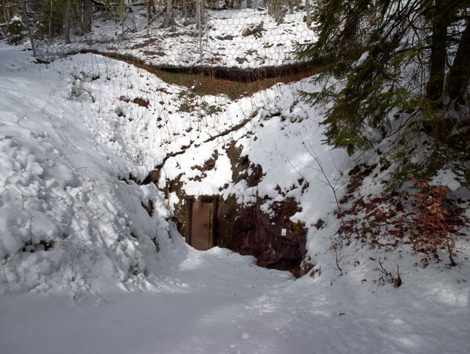 La mine de Saint-Georges-d’Hurtières est située en Maurienne dans le massif des Hurtières. Pendant l’hiver, une épaisse couche de neige s’invite dans le quotidien des mineurs qui doivent s’adapter.