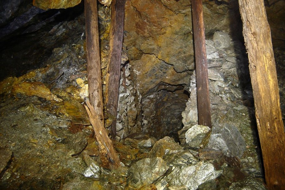 Des filons d’arsenic ont été découverts sur la commune de Saint-Paul sur Isère. Au total, 10kg d’or associés à l’arsenic sont extraits entre 1928 et 1947.