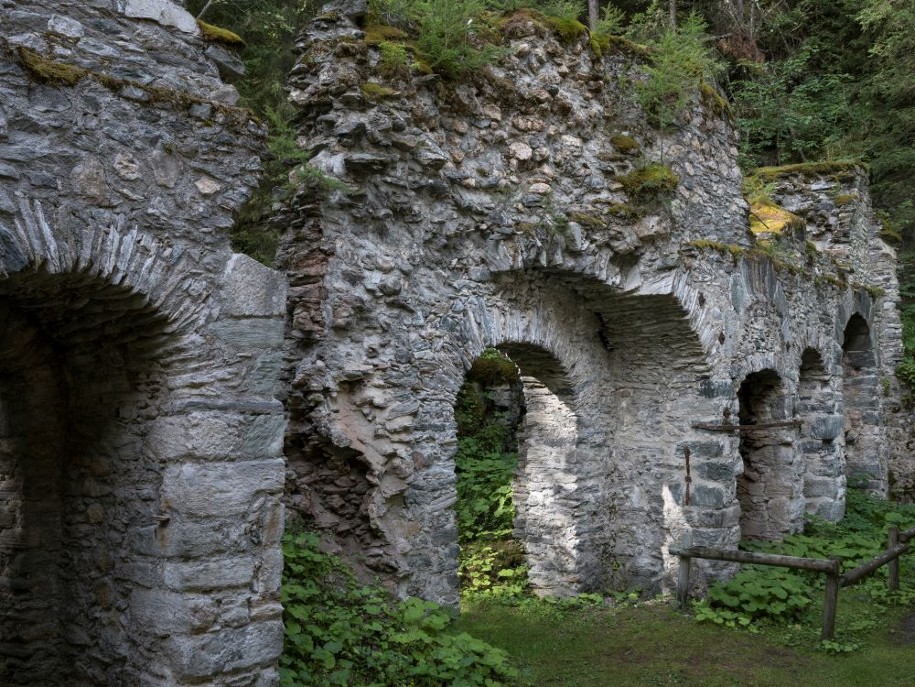 Vestige de la fonderie de Peisey, 2019. Abandonnée depuis le milieu du 19e siècle, cette fonderie abrite les vestiges de 4 fours.