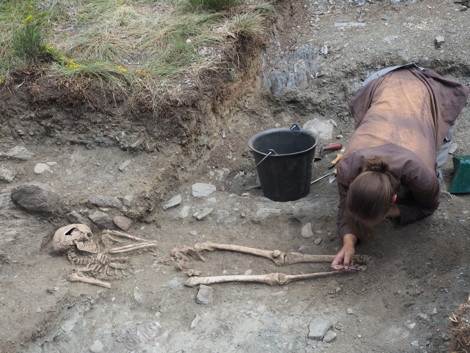 Chantier de fouilles à Val-Cenis (Lanslevillard), juillet 2018. Mise au jour de plusieurs sépultures de l'âge du Fer.