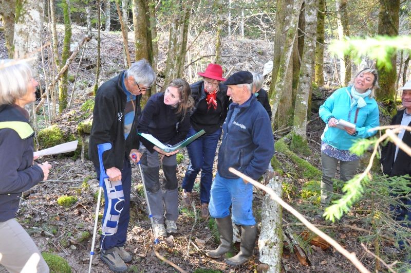 Chargée d'inventaire du patrimoine hydraulique en repérage de terrain avec une association