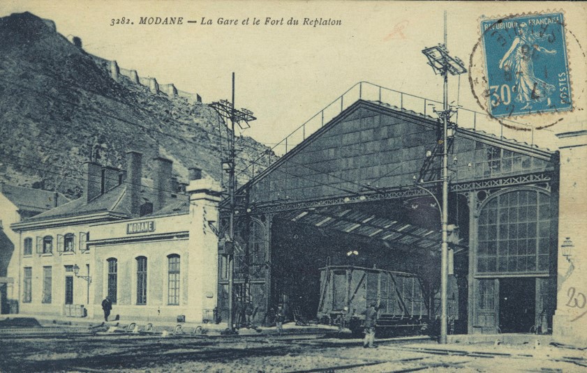La gare de Modane dominée par le fort du Replaton, carte postale, début du 20e siècle. ©Archives départementales de la Savoie, 2fi-4387