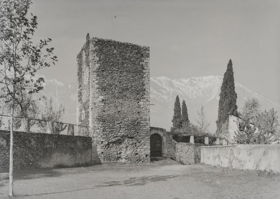 La tour Sarrasine, donjon subsistant de l’ancien château fort de la Cour, ©Musée Savoisien, Département de la Savoie.