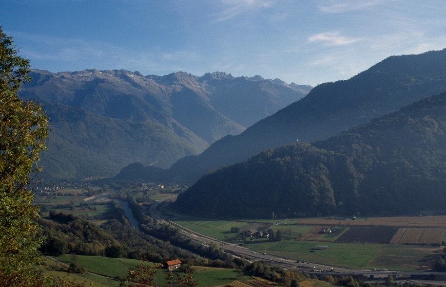 L’entrée de la vallée de la Maurienne. Au second plan, le verrou glaciaire au sommet duquel se trouvait autrefois la forteresse de Charbonnières.