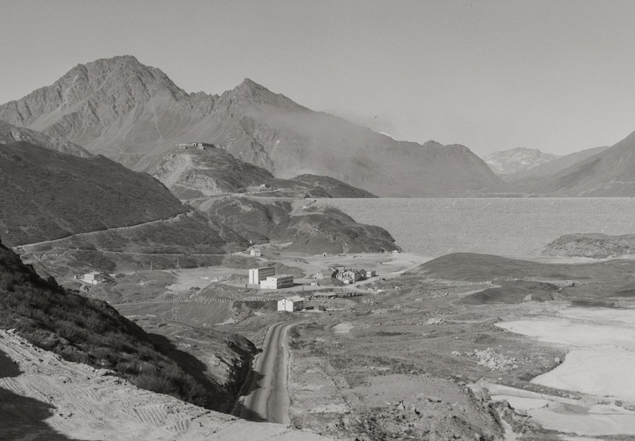 Le col du Mont Cenis. En arrière-plan sur la butte, le fort de Ronce. ©Musée Savoisien, Département de la Savoie, Solenne Paul