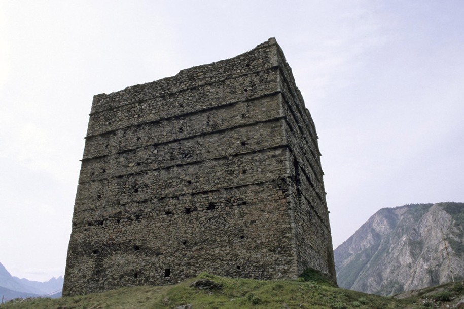 La tour présente un aspect très imposant. Ses murs extérieurs sont rythmés par plusieurs couches de lauzes débordantes, ©Département de la Savoie
