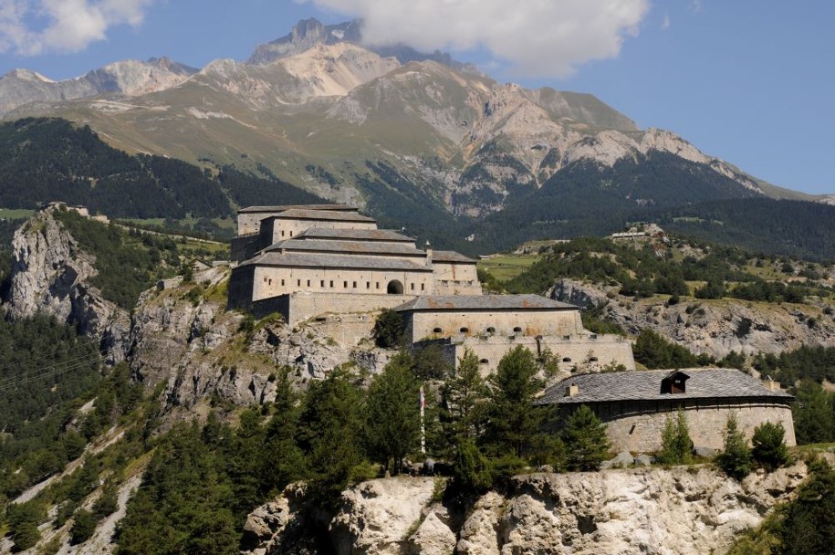 Au premier plan, la redoute Marie-Thérèse protégée par le fort Victor-Emmanuel, situé de l'autre côté des gorges de l'Esseillon, ©Département de la Savoie.