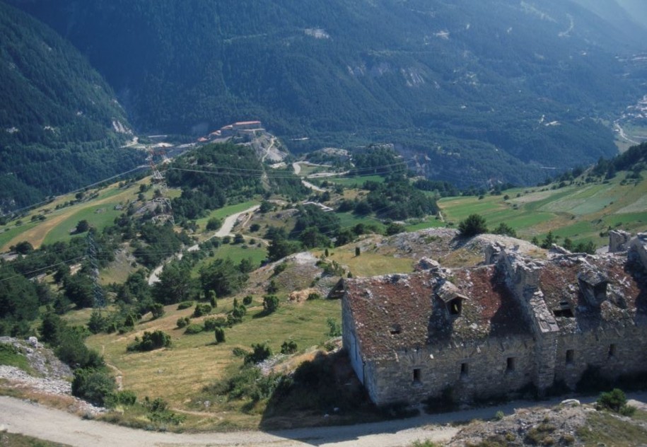 Au premier plan, le fort Charles-Albert, chargé de protéger le fort Charles-Félix situé en contrebas, lui même chargé de la protection du fort Victor -Emmanuel, ©Département de la Savoie.