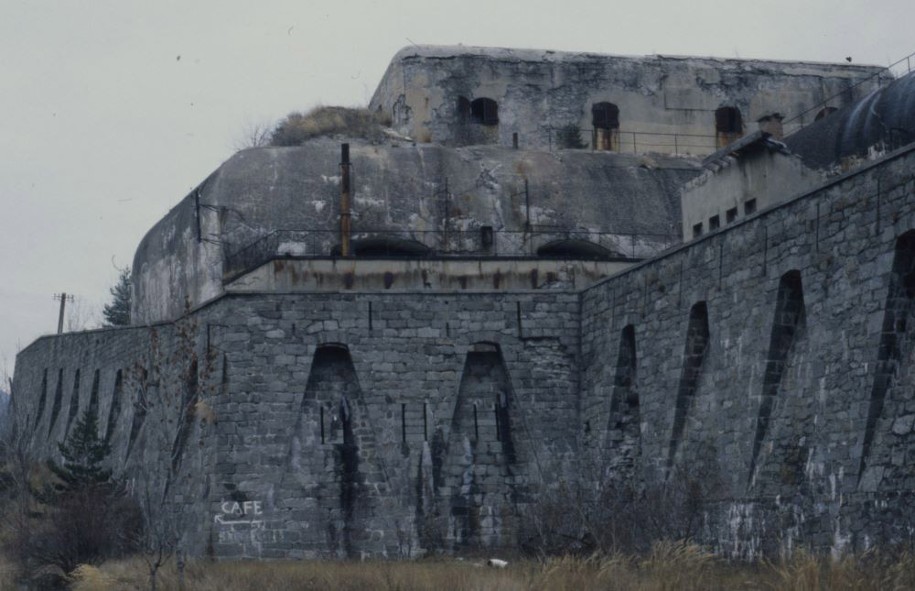 Le fort du Replaton, de type Séré de Rivières, est achevé en 1891. Son système défensif est amélioré à plusieurs reprises notamment dans les années 1930 par des aménagements bétonnés de type Maginot, ©Département de la Savoie.