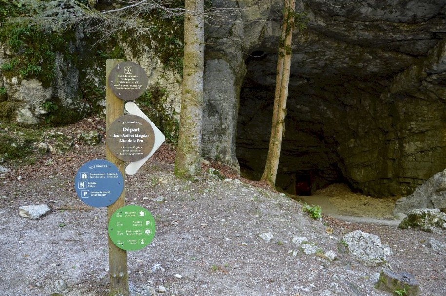 Panneaux à l'entrée de la grotte supérieure