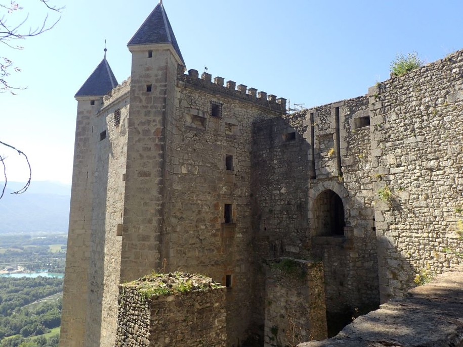 Donjon édifié à la fin du 14e siècle et situé dans la haute-cour, protégée par un fossé de 11 mètres de profondeur et un pont-levis. Dans la haute-cour se concentraient les fonctions militaires, politiques et résidentielles du château en opposition à la basse-cour qui avait comme vocation initiale de servir de refuge aux habitants puis de logement de la garnison. ©Département de la Savoie