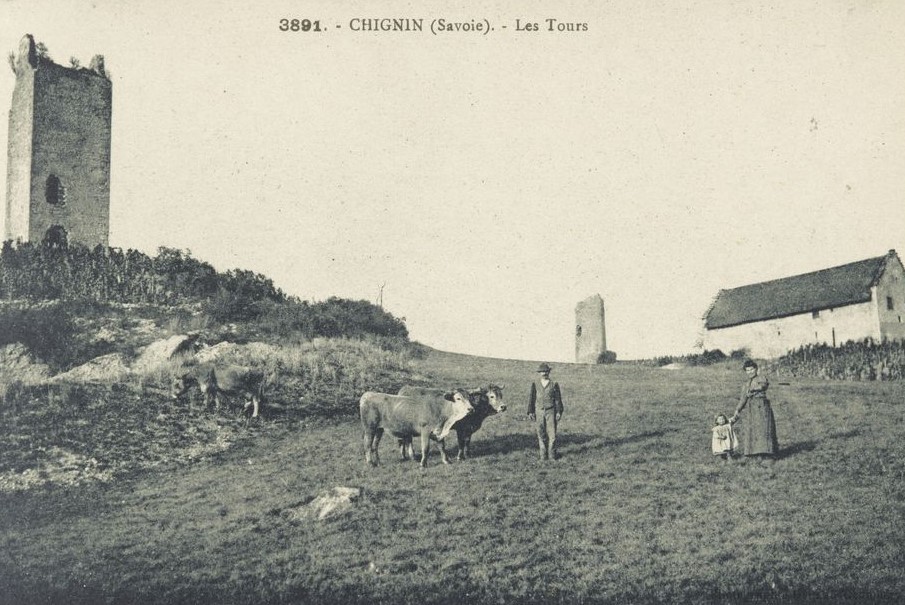 Le site des tours de Chignin, première moitié du 20e siècle. A gauche, la tour de la Place. ©Musée Savoisien, Département de la Savoie, Solenne Paul