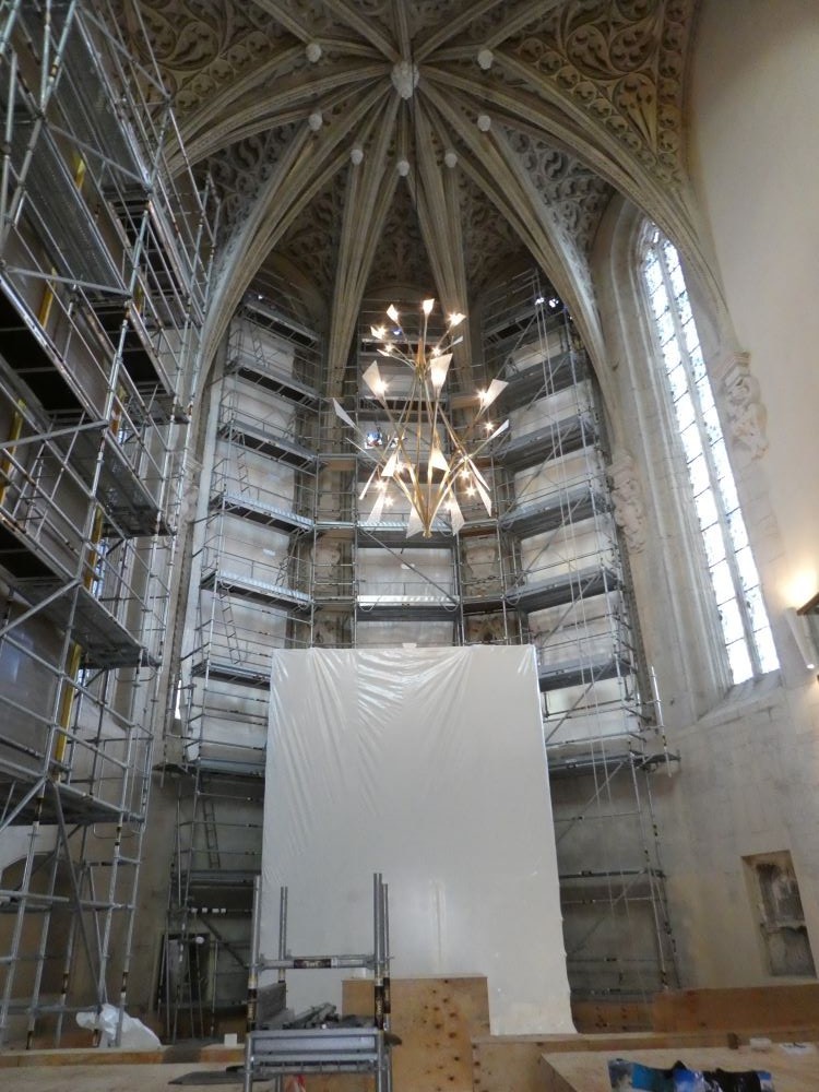Des échafaudages ont été montés dans la chapelle pour protéger les vitraux et atteindre les décors. L’autel du 17e siècle, classé Monument historique a été intégralement recouvert d’une protection.