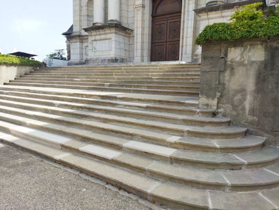 L'escalier extérieur de la chapelle a  fait l'objet d'une restauration minutieuse. Certaines marches étaient très abîmées, d'autres carrément déchaussées . ©D'ARJHIL