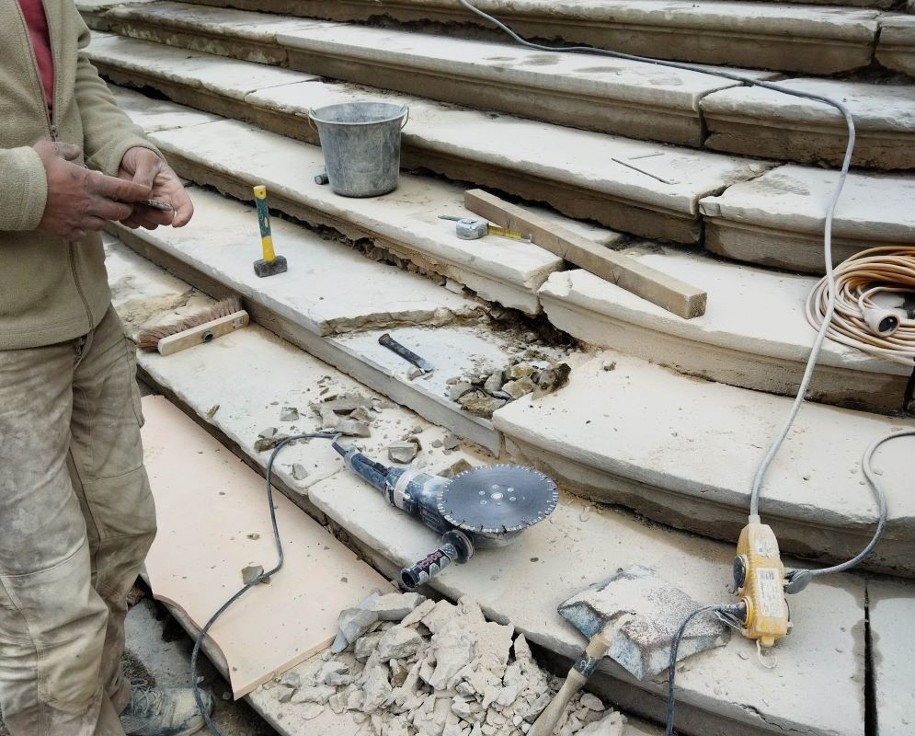 Restauration de l'escalier par l'entreprise Jacquet. Conformément à la déontologie Monument historique l'entreprise n'est intervenue que sur les parties dégradées. Seules les pierres qui le nécessitaient absolument ont été remplacées. ©D'ARJHIL