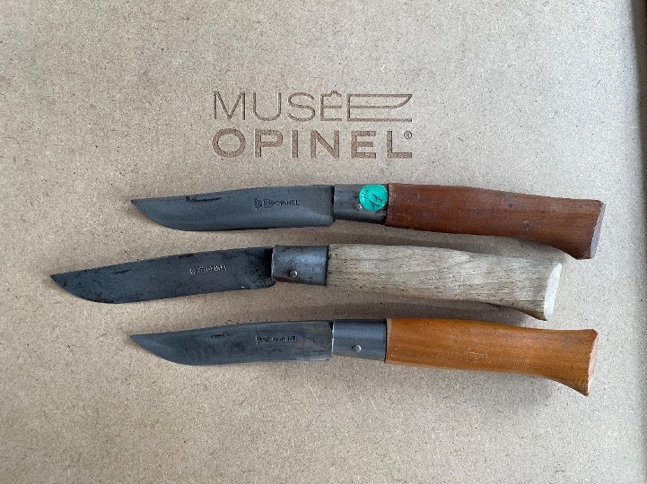 Les trois N°11, La Main Couronne, La Croix et La Palme et La Coix de Savoie (c) Musée Opinel