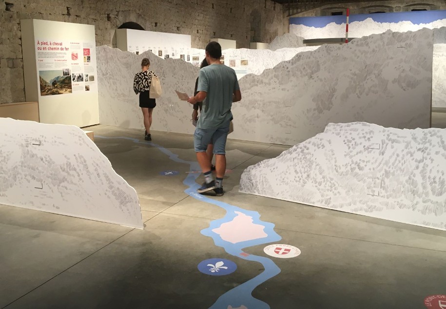 La scénographie de l'exposition reconstitue les paysages des montagnes de Savoie et les frontières naturelles que les voyageurs de toutes époque devaient franchir.