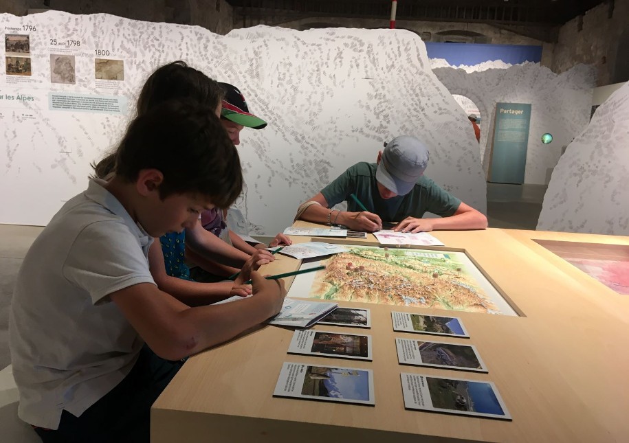 Grâce à leur carnet de route, les voyageurs en herbe repèrent leur itinéraire jusqu'à Turin.