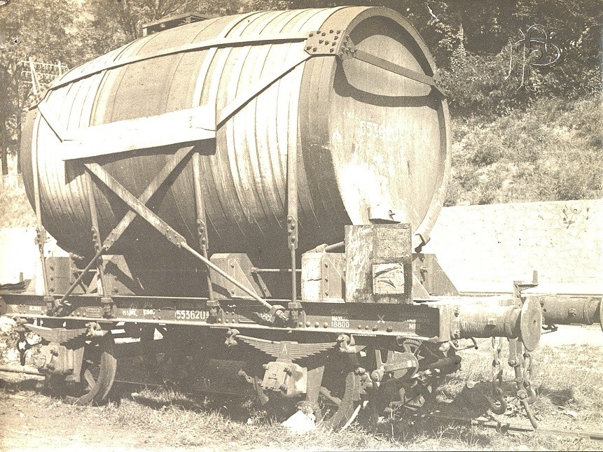 wagon-réservoir de vin rouge