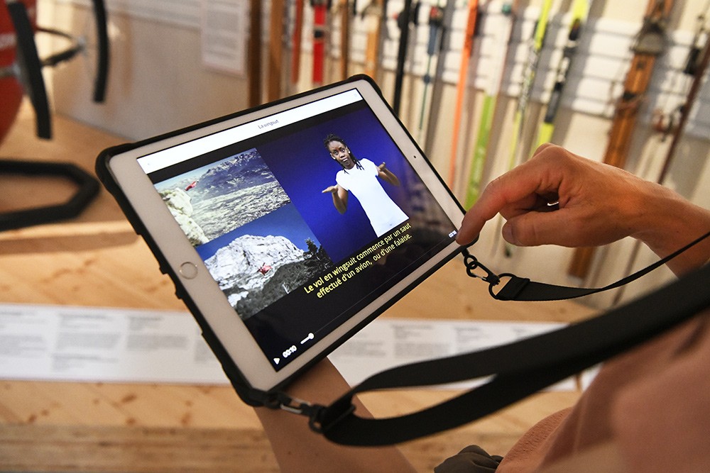 Photo de la tablette tactile en cours d'utilisation dans le Musée Savoisien