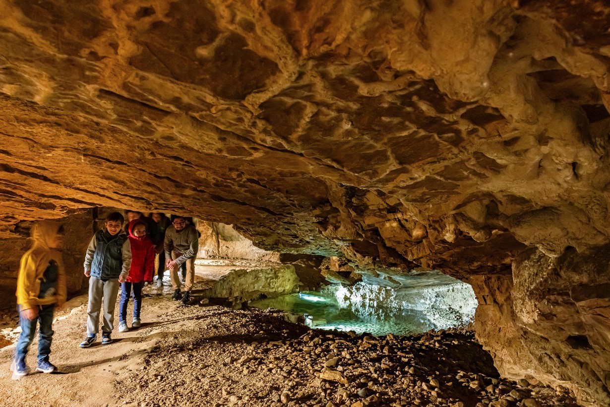 Passage bas et bassins éclairés de la grotte supérieure