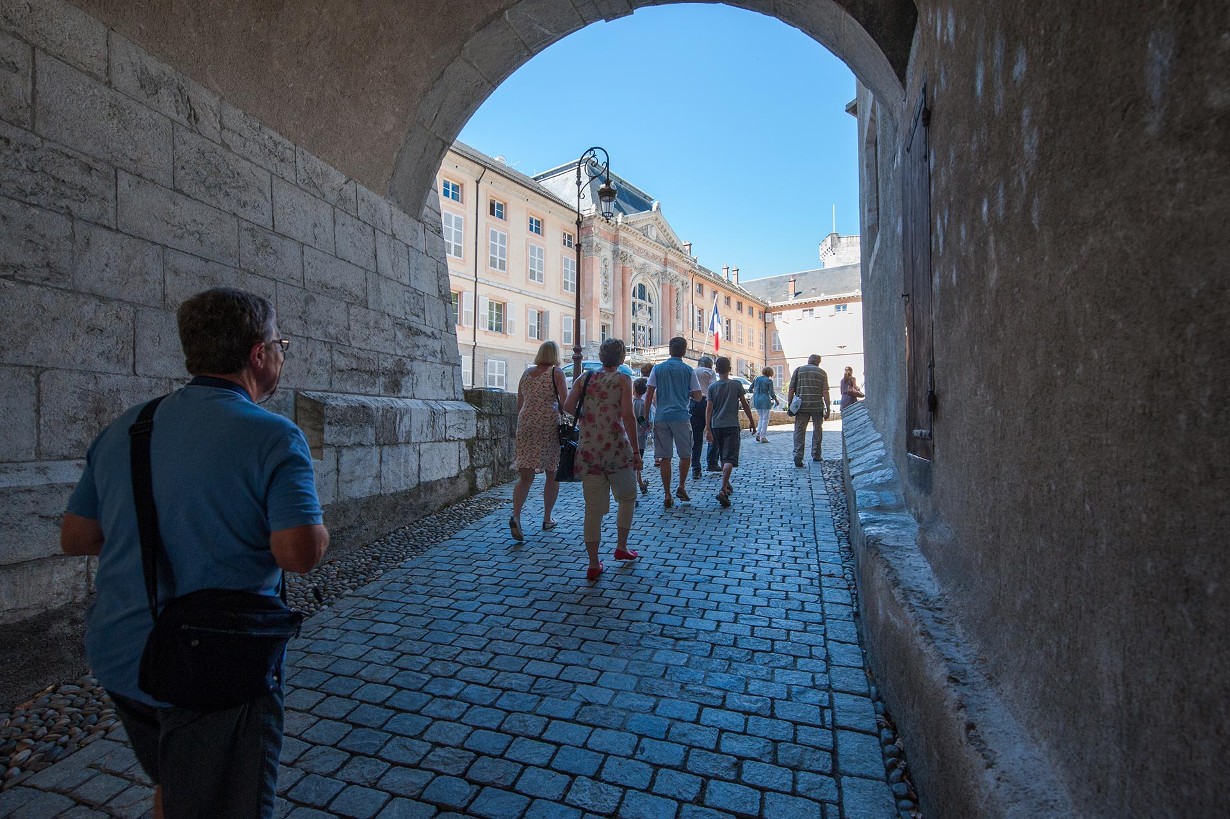 Visiteurs dans la cour d'honneur du château des ducs de Savoie à Chambéry