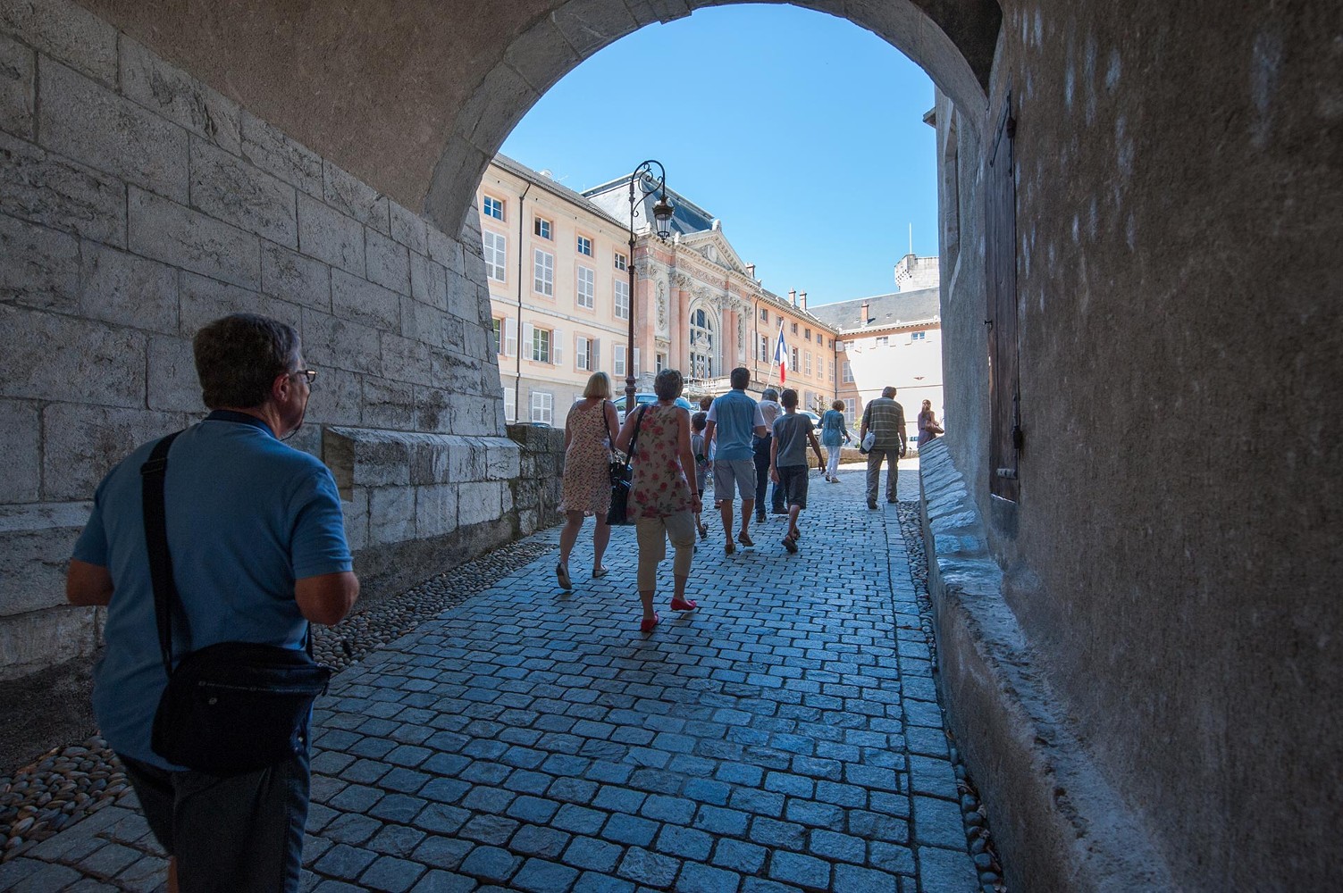 Visiteurs dans la cour d'honneur du château des ducs de Savoie à Chambéry