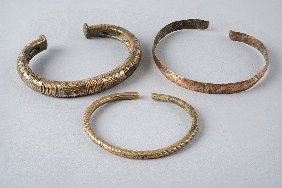 Photographie de bracelets en bronze, collection Musée Savoisien