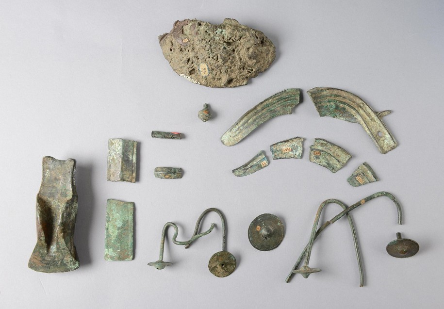 Photo du dépôt de Drumettaz-Clarafond composé de différents objets et fragments d'objets en bronze, collection Musée Savoisien