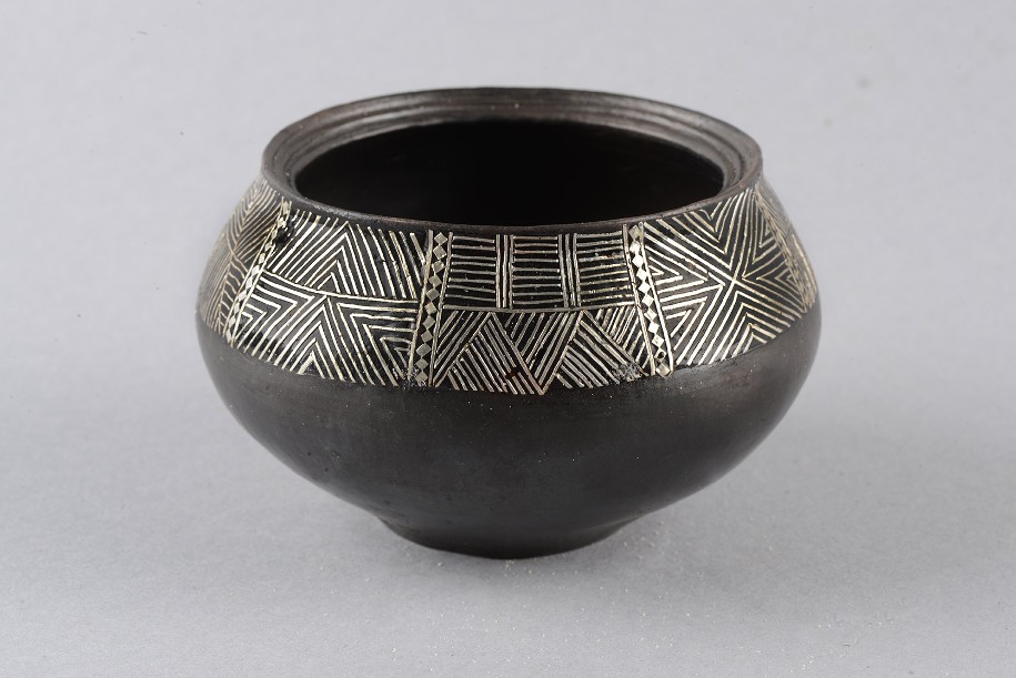 Photo d'un fac-similé d'une coupe de l'âge du Bronze, noire à décor d'étain