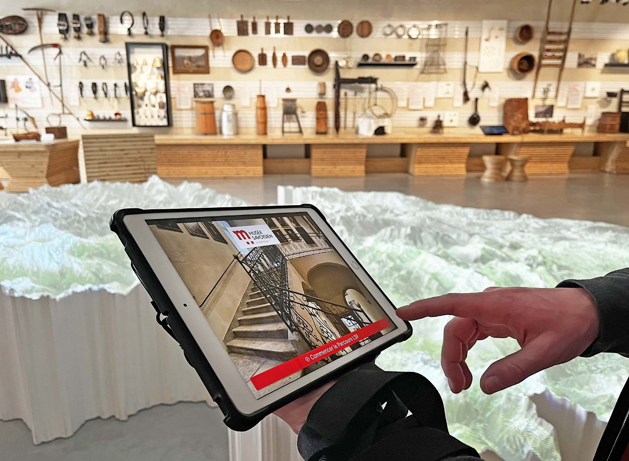 Photo montrant l'utilisation d'une tablette pour une visite en Langue des signes françaises du Musée Savoisien de Chambéry