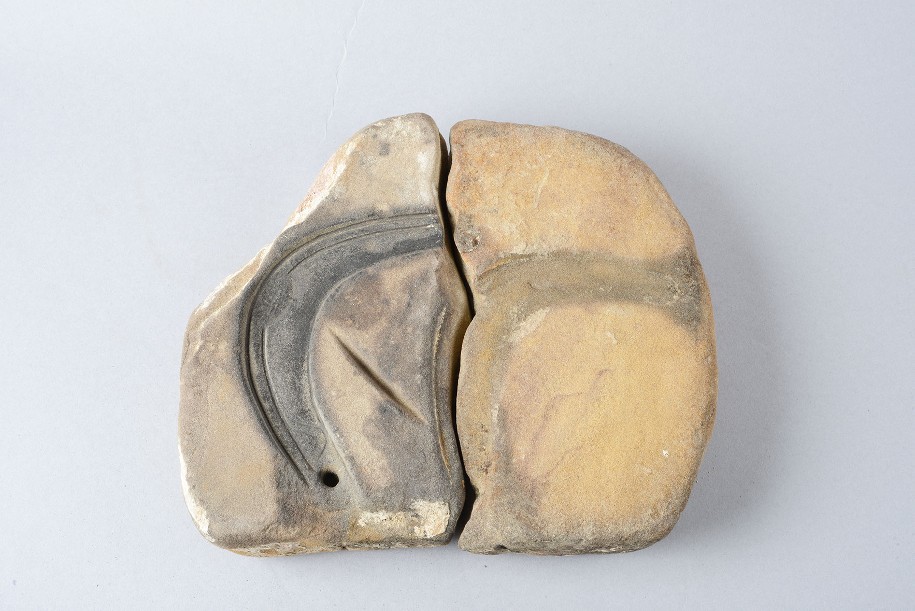 Photo d'un moule de faucille en pierre de l'âge du Bronze, collection Musée Savoisien