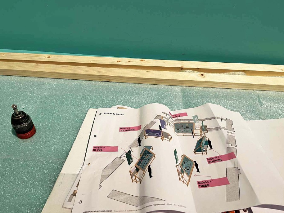 Photo du montage de l'exposition temporaire Bronze, l'âge retrouvé au Musée Savoisien à Chambéry : plan rapproché sur une notice d'installation