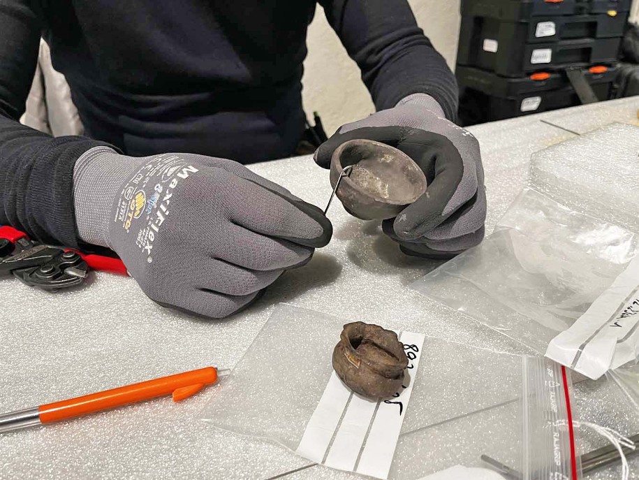 Photo du montage de l'exposition temporaire Bronze, l'âge retrouvé au Musée Savoisien à Chambéry : soclage de céramiques