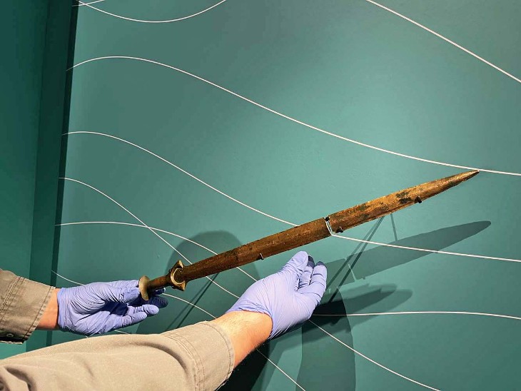 Photo de la mise en place de l'épée de Champagneux dans la nouvelle exposition