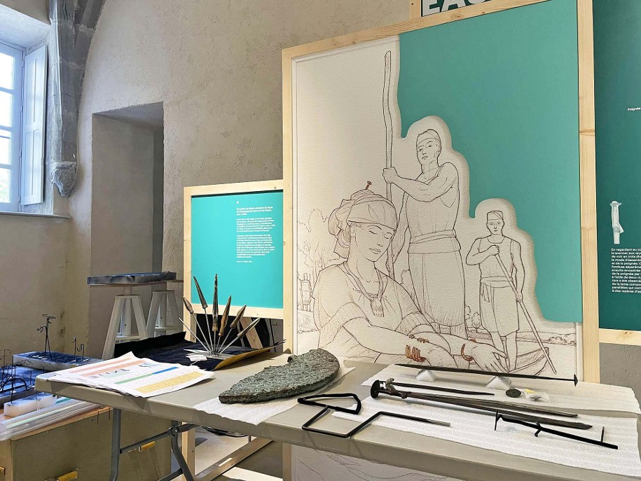 Photo du montage de l'exposition temporaire Bronze, l'âge retrouvé au Musée Savoisien à Chambéry : vue de la scénographie avec objets entreposés