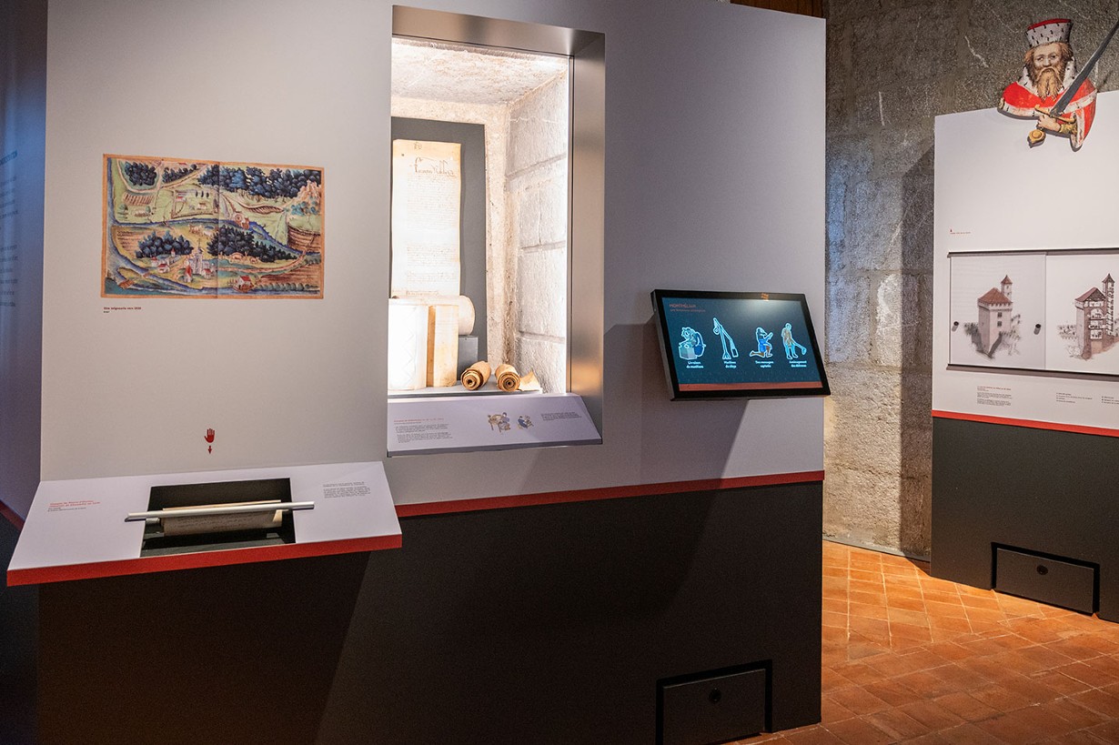 Vue d'une salle du musée du château avec des objets, des textes et un outil de mediation